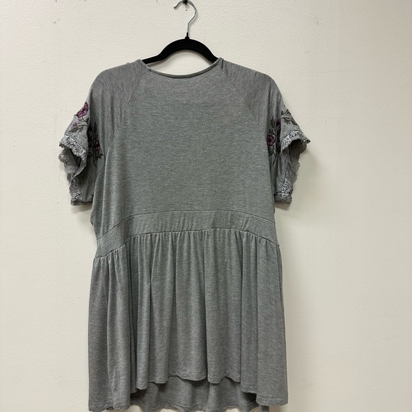Torrid ladies top gray with flowers on sleeve 3X - Picture 2 of 3